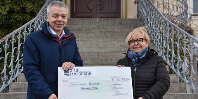Hilfe für Swidnica: Bürgermeister Gottfried Störmer überbrachte Spenden für die Ukraine persönlich an seine Amtskollegin Teresa Mazurek. Foto: Gemeinde Swidnica