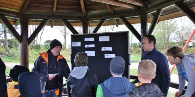 Oliver Haberer hatte aufmerksame junge Zuhörer, die sich hochmotiviert an der Ideenfindung für den zukünftigen Skate- und Rollsportpark beteiligten, ebenso aufmerksam nahm der Vorsitzende der Gemeindevertretung Konstantin Großmann (rechts) die Vorschläge zur Kenntnis. Foto: Hannelore Nowacki