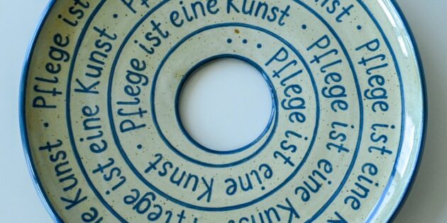 Auch dieses Kunstwerk wird in der Ausstellung zu sehen sein.  Die Schale wurde vom Bildungszentrum für Gesundheitsberufe Bergstraße entworfen und vom Töpfer Jürgen Riebe aus Bickenbach angefertigt. Foto: oh