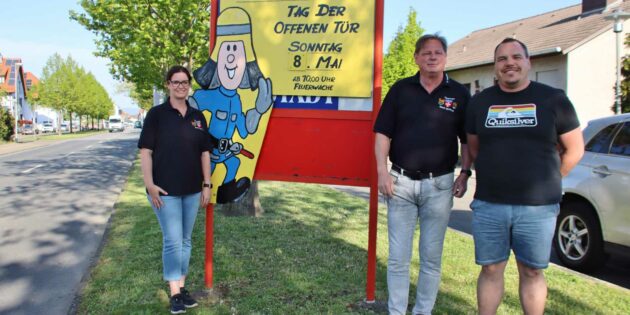 Die Freiwillige Feuerwehr Bobstadt lädt am 8. Mai ab 10 Uhr zum Tag der offenen Tür ein. Ankündigungsschilder an den beiden Ortseingängen weisen auf das Ereignis hin, das nach zwei Jahren Corona-Pause viele Besucher anziehen soll. Im Bild (von links): Susanne Merl, Rupert Getrost und Markus Rudolph. Foto: Hannelore Nowacki