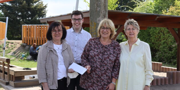 Große Freude bei Heike Heiß, Leiterin der Kita in Neuschloß (2.v.r.), sowie dem Ersten Stadtrat Marius Schmidt (2.v.l.): Der Inner Wheel Club Mannheim, vertreten durch Traudel Münch (l.) und Irene Landrock (r.), übergab 500 Euro für ein neues Spielhaus. Foto: Benjamin Kloos