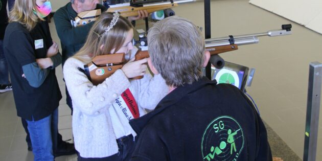 Nicht nur Ihre Hoheit die Spargelkönigin Alina-Sophie I. erfährt beim Hüttenfelder Ostereierschießen intensive zielgerichtete Betreuung wie hier von Abteilungsleiter Helmut Günther. Foto: ehr