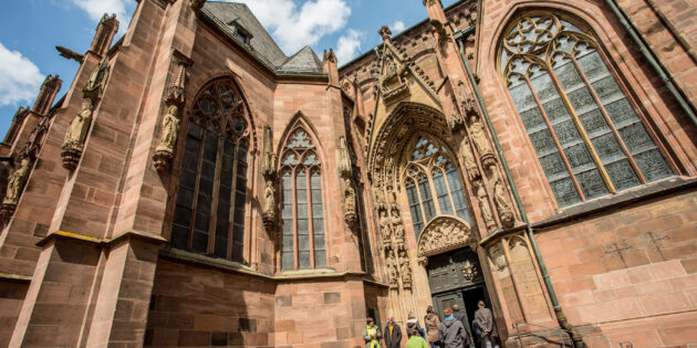Der Dom St. Peter zählt zu den großartigsten Schöpfungen romanischer Kirchenbaukunst. Foto: Bernward Bertram
