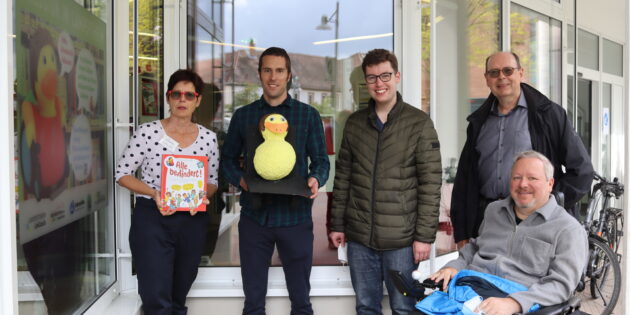 Freuen sich über das neue Angebot zum Thema Inklusion in der Stadtbücherei Lampertheim: Büchereileiterin Barbara Burkhard, Andreas Dexler, der Erste Stadtrat Marius Schmidt, der 1. Vorsitzende der Lebenshilfe Lampertheim Günther Baus sowie der Vorsitzende des Behindertenbeirates Jochen Halbauer (v.l.). Foto: Benjamin Kloos