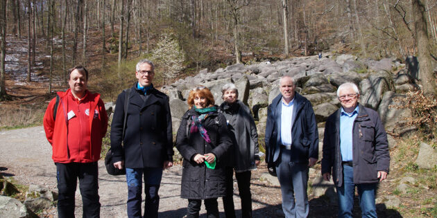 Marco Kollbacher, Betriebsleiter des Felsenmeer Informationszentrums, Christian Engelhardt, Landrat des Kreises Bergstraße und Vorsitzender des Geo-Naturparks Bergstraße-Odenwald, Dr. Jutta Weber, Gesch.ftsführerin des Geo-Naturparks Bergstraße-Odenwald, Henriette Wache, Regierungspräsidium Darmstadt, und Andreas Heun, Bürgermeister der Gemeinde Lautertal (v.l.). Foto: oh
