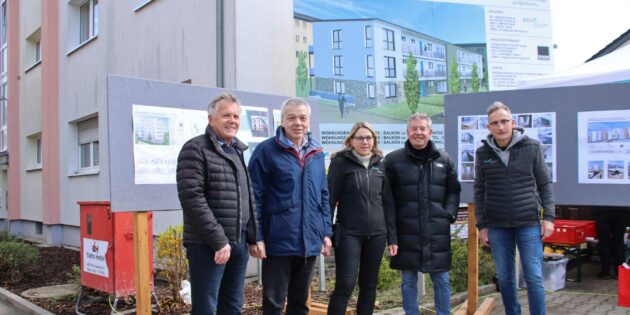 Zufrieden mit dem Ergebnis der Nachverdichtung und dem großen Zuspruch beim „Tag der offenen Tür“ waren Vorstand Wolfgang Klee (von rechts), Architekt Dr. Gerd Siegler, Vorstand Martina Sotornik, Bürgermeister Gottfried Störmer und der BGLA-Aufsichtsratsvorsitzende Walter Konrad. Foto: Hannelore Nowacki