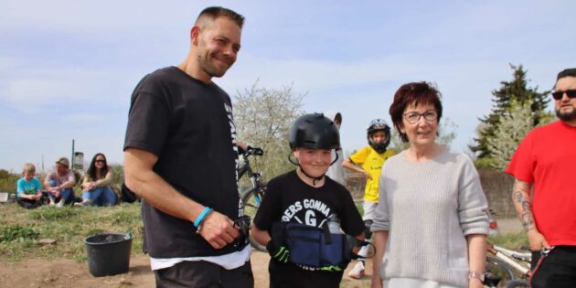 BU 301:

Wer sich auf dem Dirt Park mit dem Rad austobt oder Unkraut ausreißt, bekommt Durst, deshalb ist in der Gurttasche eine Trinkflasche, ein Geschenk der Bürgermeisterin Barbara Schader für die fleißigen Helfer von Mischa Kühner. Foto: Hannelore Nowacki