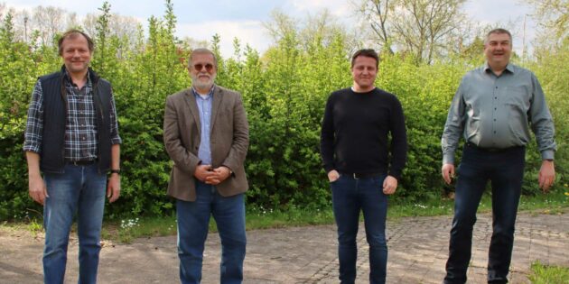 Die Koalition hatte zum Pressegespräch eingeladen (von links): Fraktionsvorsitzender Bündnis 90/Die Grünen Stefan Nickel, CDU-Stadtverbandsvorsitzender und Stadtverordnetenvorsteher Franz Korb, CDU-Fraktionsvorsitzender Alexander Scholl und Stadtverordneter Alexander Morawetz von den Grünen. Im Hintergrund das frische Frühlingsgrün an der Biedensandhalle. Foto: Hannelore Nowacki