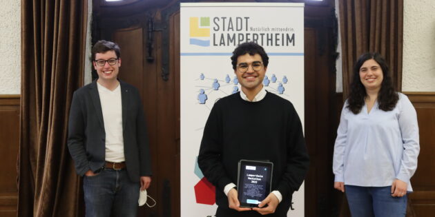 Hoffen auf kreative digitale Ideen und Anwendungen als Ergebnis des 1. Lampertheimer Hackaton: Ideengeber Frederic Heigel (Mitte), der Erste Stadtrat Marius Schmidt (l.) und Jennifer Fröhlich von der Jugendförderung (r.). Foto: Benjamin Kloos