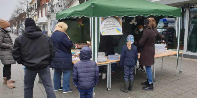 Trotz des schlechten Wetters war der Stand der Schillerschule auf dem Wochenmarkt stark frequentiert. Foto: red