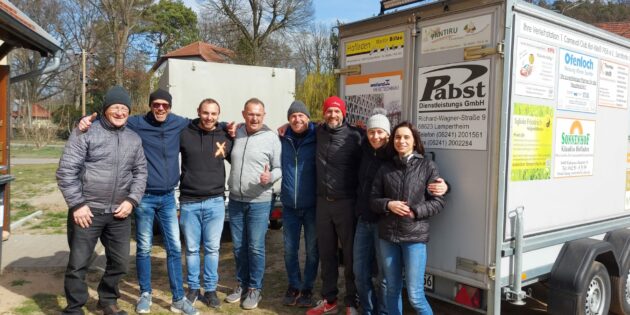 Drei vollgepackte Anhänger konnten dank der großartigen Unterstützung aus dem Ried von Kurt Poppek, Kevin Nawar, Thomas Nawar, Thomas Köpp, Ralf Imhausen und Kristian Spingel ins polnische Rzepin gebracht werden – sehr zur Freude von Jolanta Brzozka (Caritas Rzepin; 2.v.r.) und ihrer Mitarbeiterin Alicja Andrzejewska (r.). Foto: oh