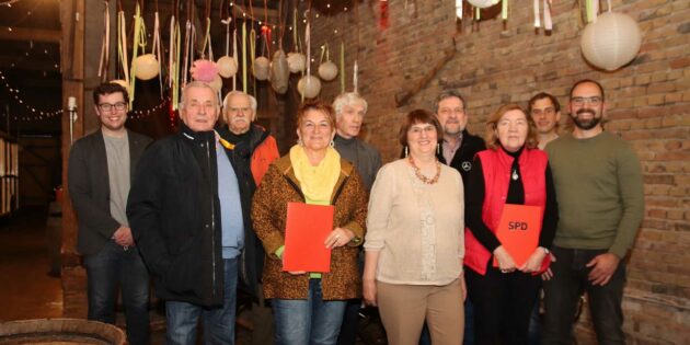 Mit roter Urkunde wurden die langjährigen Mitglieder geehrt. Im Bild auch der 1. Vorsitzende German Dzsida und stellvertretende Vorsitzende Tobias Frank (rechts) sowie als Gast der SPD-Vorsitzende Bergstraße Marius Schmidt (links). Foto: Hannelore Nowacki