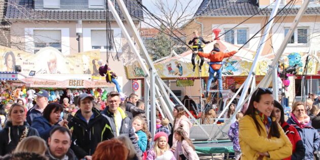 Auf dem Marktplatz war Vergnügen für jedes Alter geboten und fröhlicher Trubel wie hier bei der offiziellen Eröffnung. Foto: Hannelore Nowacki