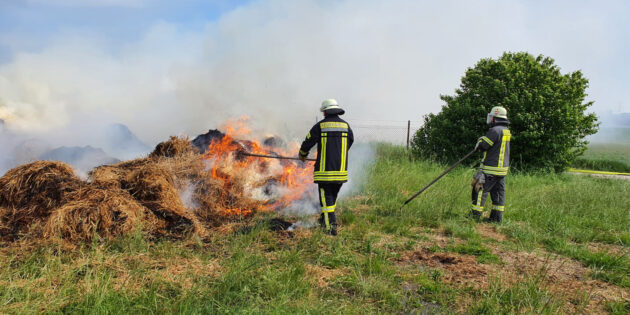 Beim Brand von 200 Strohballen waren die Feuerwehren der Gemeinde Biblis im Großeinsatz. Foto: Feuerwehr Wattenheim – Björn Habel / Feuerwehr Biblis – Ralf Beckera