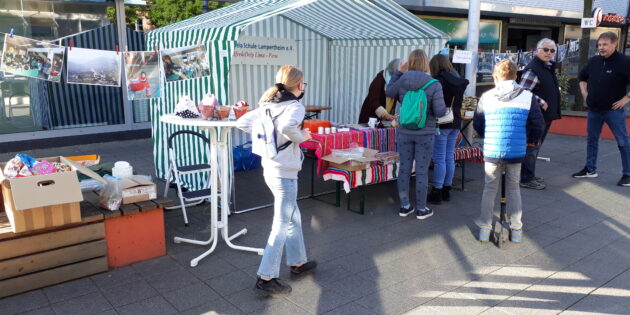 Das Wetter spielte mit: Kuchen, Seifen und Bilder zogen die Marktbesucher zum Stand des Lima-Vereins. Foto: oh