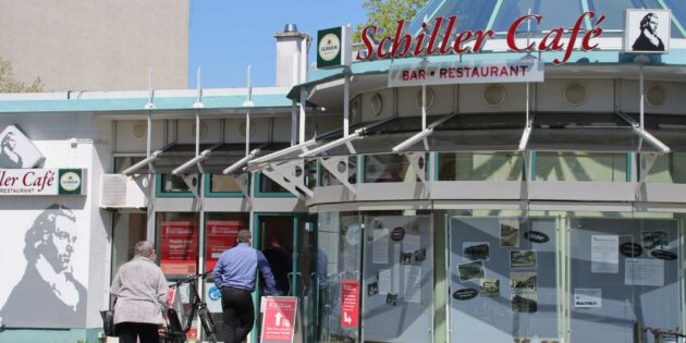 Im Corona-Testzentrum Lampertheim im Schillercafé am Schillerplatz, Kaiserstraße 28 a, werden Schnelltests auch ohne Anmeldung durchgeführt, doch eine vorherige Online-Anmeldung auf der Homepage https://apo-schnelltest.de/testzentrum-lampertheim verkürzt die Wartezeit. Beim PCR-Testzentrum auf der Rückseite des Gebäudes einfach vorbeikommen. Foto: Hannelore Nowacki