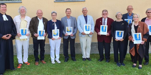 Die Goldenen Konfirmanden in Hüttenfeld wurde von strahlendem Sonnenschein begleitet. Foto: ehr