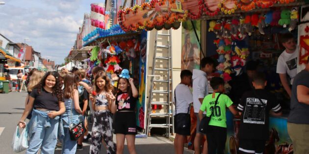 : Nach zwei Jahren Pause wegen der Corona-Pandemie brachte der Maimarkt „off de Gass“ den großen Spaß zurück. Foto: Hannelore Nowacki