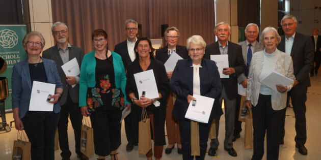 Landrat Christian Engelhardt (4. v. li.) und der Kreistagsvorsitzende Joachim Kunkel (re.) mit neun vor Ort Geehrten aus den Bereichen Soziale Gruppen sowie Obst- und Gartenbau. Foto: oh