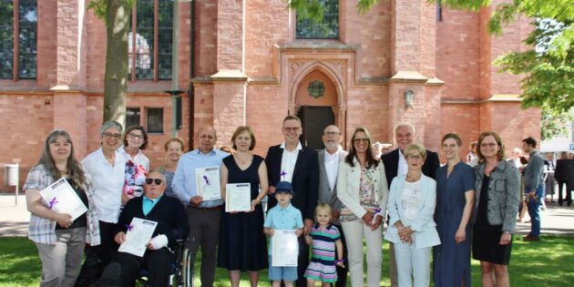 Neue Zustifter und der Vorstand feierten das 10-jährige Jubiläum der Diakonie Stiftung Lampertheim. Der Vorstand: Vorsitzende Martina Seelinger, Sibylle Fath, Andreas Förster, Werner Hahl, Uta Herwig und Pfarrerin Sabine Sauerwein. Foto: Hannelore Nowacki