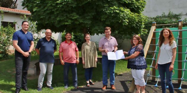 Große Erleichterung beim Bauausschuss der evangelischen Lukasgemeinde – die Sanierung der maroden Heizungsanlage ist durch den städtischen Zuschuss von 150.000 Euro gesichert. Die Kinder werden es warm haben. Im Bild (von rechts): Kindergarten-Leiterin Sandra Ulmer, Pfarrerin Kaja Kaiser, Erster Stadtrat Marius Schmidt, Katharina Rohde, Karl Heinz Wetzel, Karl-Heinz Hahl und Fachbereichsleiter Soziales Michael Harres. Foto: Hannelore Nowacki