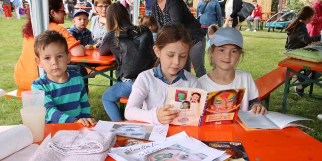 Bei der Kita Falterweg war viel geboten, unter anderem Kinderschminken, Malen und Blühsamen eintopfen. Foto: Hannelore Nowacki
