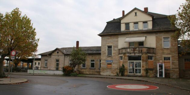 Für das desolat wirkende Bahnhofsgebäude mit Vorplatz, in Privatbesitz befindlich, hat die Stadt Lampertheim sich durch Beschluss für den Stadtumbau das Vorkaufsrecht gesichert.  Archivfoto: Hannelore Nowacki