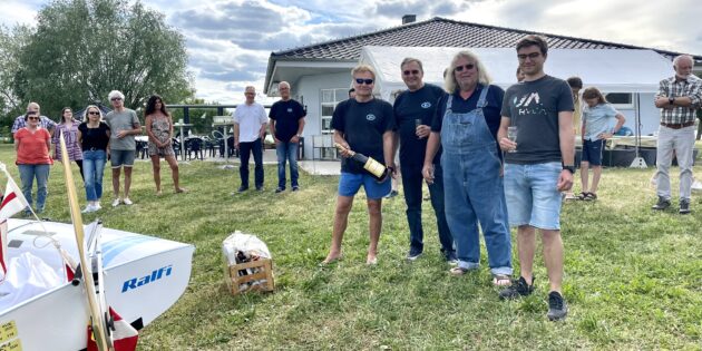 Beim Sommerfest des Segelverein Biblis stand neben einer Schiffstaufe auch die Verabschiedung des langjährigen 2. Vorsitzenden Ralf Kratz an. Foto: oh