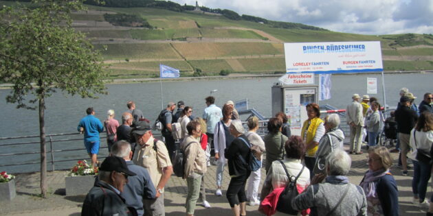 Voller Vorfreude wartete man in Bingen auf das Anlegen des Panoramaschiffes. Foto: oh