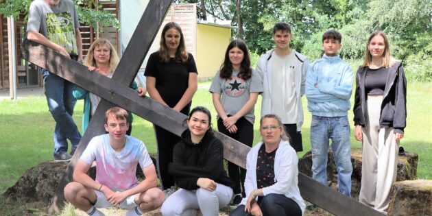 Die Hüttenfelder Konfirmandengruppe mit ihren Betreuern auf dem Gelände des Jugendheimes Maria Einsiedel in Gernsheim. Foto: ehr