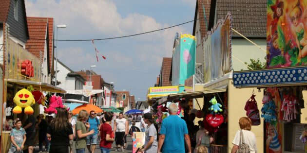 Buntes Treiben beim Maimarkt Groß-Rohrheim „Offe de Gass“ – so soll es nach den zwei Jahren Pandemie bedingter Pause wieder werden. Archivfoto: Hannelore Nowacki