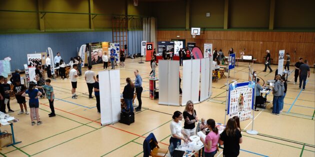 Umschauen und informieren stand bei der Berufsinfobörse der EKS im Mittelpunkt.  Foto: oh