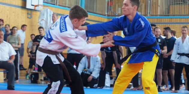 Kämpfer des Tages für den 1.JCB: Tim Berkes im Kampf mit Felix Schlosser. Foto: oh