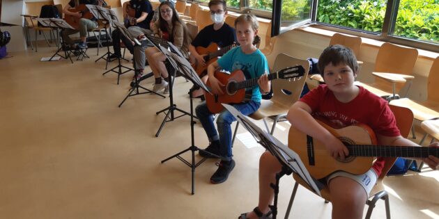 Die Gitarren-Ag des LGL freut sich wie die anderen Ensembles der Musik-AGs des LGL auf das Kammer-Musik-Konzert. Foto: Dr. Reimund Popp