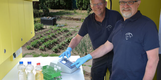 Harald Gülzow und Matthias Ahlbrecht untersuchen eine Brunnenwasserprobe – am 23. Mai können auch in Bürstadt wieder Proben abgegeben werden. Foto: oh