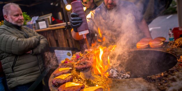 Auf dem Wormser Festplatz findet mit der Street Food Tour ein kulinarisches Feuerwerk statt. Foto: TOAO Burger