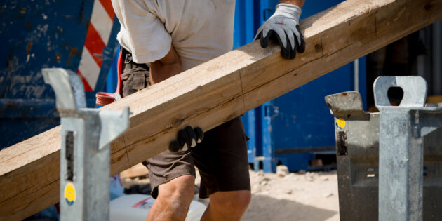Zupackende Arbeit besser bezahlt: Die Löhne für Bauarbeiter sind deutlich gestiegen. Die IG BAU rät den Beschäftigten, jetzt einen Lohn-Check zu machen – und sich nicht unter Wert zu verkaufen. Foto: IG BAU | Tobias Seifert 
