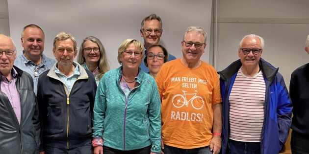Der Vorstand des ADFC Bergstraße: Günter Aufdermauer, Ralf Dickhaut, Klaus Lemmes, Martina Moldon, Karla Vrba, Werner Klocke, Friedhelm Höcker, Dieter Riedel und Wim Roukens (v.l.). Foto: oh