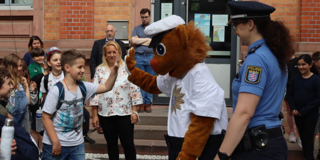 Kinderkommissar Leon begrüßte die Schüler der Schiller-, Goethe- und Pestalozzischule zum Start der Aktionen „Sicherer Schulweg“ und „Grüne Meile“. Foto: Benjamin Kloos