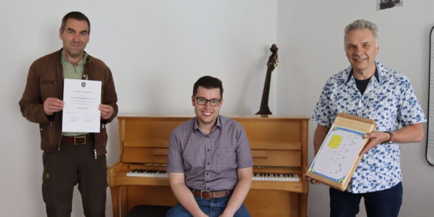Senioren soll der Zugang zur Musik erleichtert werden – dies ist das Ziel eines neuen Projektes der Musikschule. Der Erste Stadtrat Marius Schmidt (Mitte) überbracht nun einen Förderbescheid, sehr zur Freude von Musikschulleiter Joachim Sum (r.) und dem  1. Vorsitzenden der Musikschule Lampertheim e.V., Dr. Nikolaus Selzer (l.). Foto: Benjamin Kloos