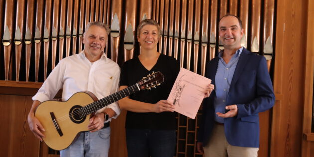 Freuen sich auf das Konzert von Orgel und Gitarre anlässlich des 250-jährigen Jubiläums der St. Andreas-Kirche: Pfarrer Christian Rauch, Heike Ittmann und Joachim Sum (v.r.). Foto: Benjamin Kloos