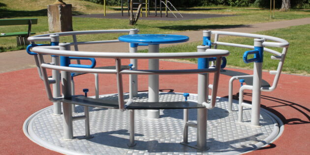 Die Entwicklung Lampertheims schreitet fort, aktuell sichtbar beispielsweise am neu installierten inklusiven Karussell im Stadtpark. Foto: Nadine Schütz