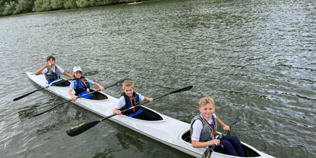 Der Vierer der Klasse Schüler B freut sich über den Sieg bei der Lampertheimer Regatta. Foto: oh