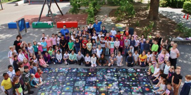 Am Ende der Projektwoche ist der Schulhof gemeinsam verschönert und jedes Kind hat ein eigenes Universum geschaffen. Foto: Hannelore Nowacki