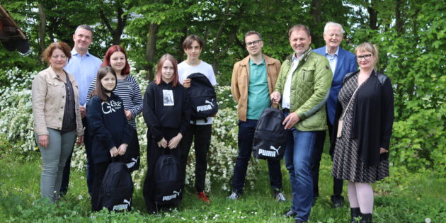 Am Dienstag bekamen die ersten Schülerinnen und Schüler aus der Ukraine, die die EKS besuchen, Schulrucksäcke überreicht – finanziert durch die Bürgerstiftung Bürstadt und den Rotary Club Lampertheim und sehr zur Freude des Kollegiums der EKS. Foto: Benjamin Kloos