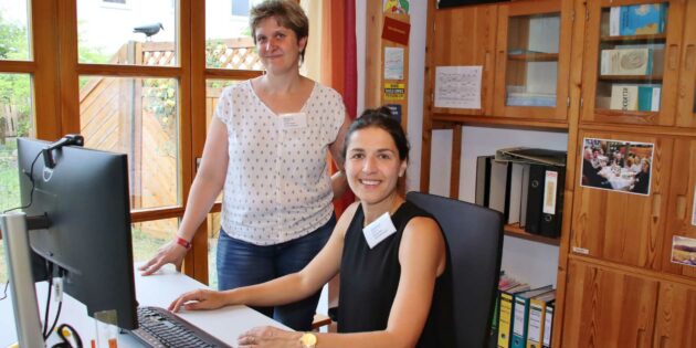 Die Gemeinwesenarbeit im Projekt „LA – Leben in Aktion“ findet nicht nur im Quartiersbüro im Elsterweg 13 statt - Kerstin Biehal (links) und Samira Osti sind schon seit Wochen in Aktion und unterwegs zu Menschen im Quartier.  Foto: Hannelore Nowacki