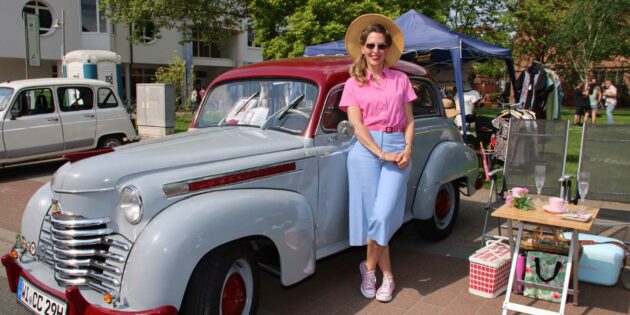 An der Domwiese mit Blick auf den Europaplatz parkte hübscher, glänzender Opel Olympia in original Taubengrau und nachträglich rot lackiertem Dach, 1951 wurde er gebaut und macht „Fräulein Betty“ aus Wiesbaden glücklich. Mit Zwischengas beim Schalten und ohne Servolenkung sei er nicht leicht zu fahren, verriet sie im Gespräch mit dem TIP. Über Landstraßen ist nach Lampertheim gelangt und würde auf jeden Fall wiederkommen. Foto: Hannelore Nowacki
