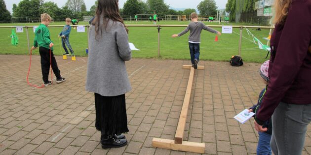 Am 1. Mai bot die SG Hüttenfeld neben einem Fußballturnier für E- und F-Jugend auch wieder einen Aktionstag für Kinder an, bei dem unterschiedliche Bewegungsspiele in einem Spieleparcours angeboten wurden. Foto: ehr