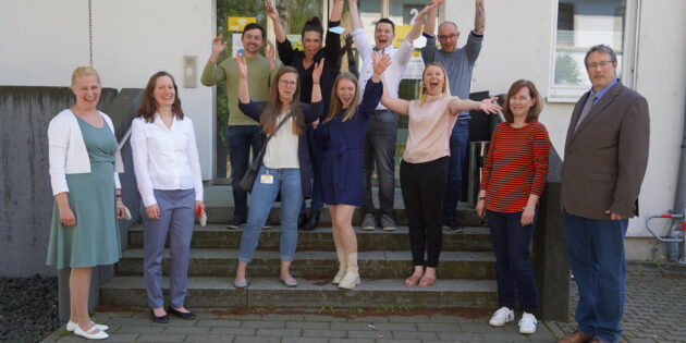 Die Freude war groß (v.l.n.r.): Die Erste Kreisbeigeordnete Diana Stolz, die Leiterin des Eigenbetriebs Neue Wege Kreis Bergstraße – Kommunales Jobcenter, Dr. Melanie Marysko, sowie (v.r.n.l.) Thomas Heidemüller von VC-Coaching eG. und Maren Frangen von der IHK Darmstadt freuen sich gemeinsam mit den Teilnehmenden (Mitte). Foto: oh