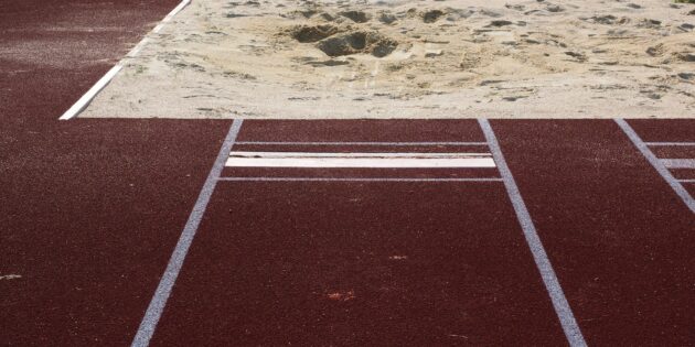 Die Leichtathletikabteilung des TV Bürstadt lädt anlässlich der diesjährigen Europa- und Weltmeisterschaften zu besonderen Schnupperangeboten ein. Auch der Weitsprung findet sich hier wieder. Foto: www.pixabay.com